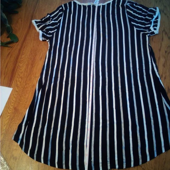 LULAROE BLACK, WHITE AND GREY TOP - Picture 5 of 5